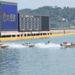 観客の暴動で様々な設備が破壊される